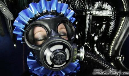 Не правы те фантасты, которые считают инопланетян жуткими чудовищами или страшными монстрами. На самом деле они почти такие же как мы, облаченные с странные противогазы и уродливые латексные костюма. Но настоящей сенсацией является то, что и мастурбирует и занимаются сексом ихние девушки точно так же как наши. Обо всем этом можно посмотреть в замечательном фильме «Черные и голубые».