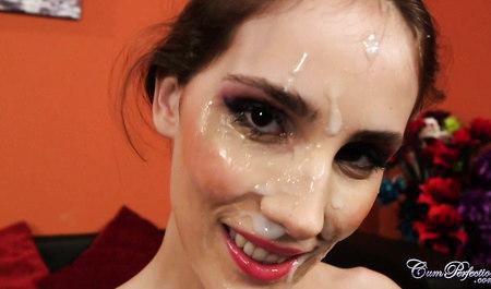 Основная работа девушки – балетные танцы. Она хореограф в Большом театре. Часто после репетиции девушка просит остаться нескольких парней, которые занимаются с хрупкой дамой оральным сексом. То есть крошка просто берет в рот парням и делает так, чтобы они закатывали глаза от наслаждения. Зачастую молодые люди не могут удержаться, чтобы не кончить на лицо дамы, но той это только нравиться.