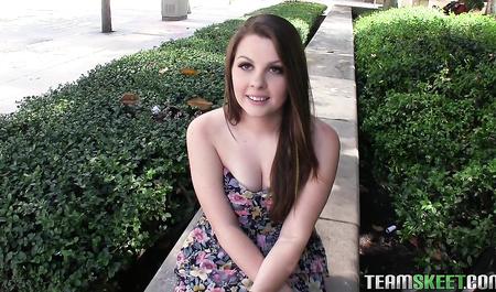 Все люди любят деньги, но так, как наша героиня – никто. Когда к симпатичной девушке, отдыхающей в парке, подходит мужчина и предлагает заняться сексом за весьма приличное вознаграждение, девушка даже не ломается, а сразу же соглашается на оральный перепихон в подъезде дома и на вагинальный секс на квартире у незнакомца. О времена, о нравы!